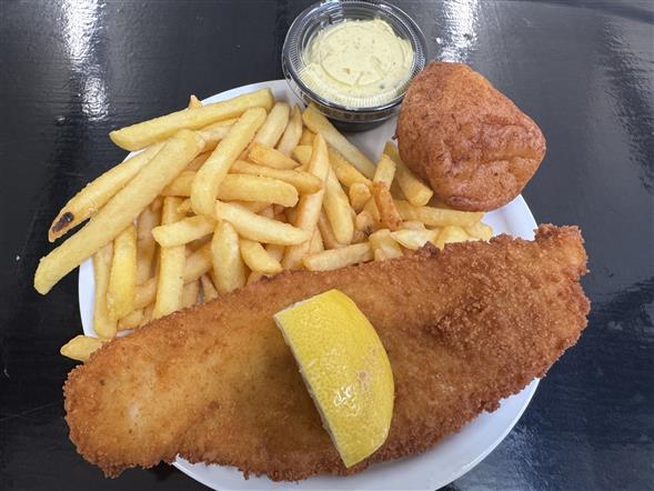 Fiskefilet og fiskefrikadelle m. pommes