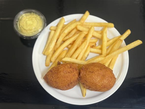 Fiskefrikadeller m. pommes