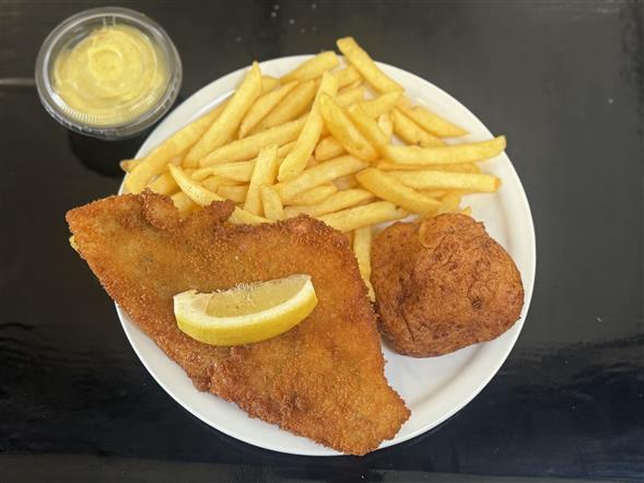 Fiskefilet og fiskefrikadelle m. pommes