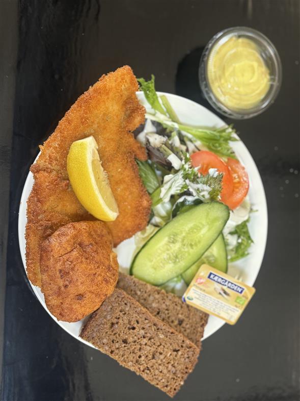 Fiskefilet og fiskefrikadelle m. brød